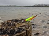 Weil das Wasser zusehends trüber wurde, probierte ich einfach mal etwas Neues aus. Bei Hardi hatte so ein ähnliches Muster im Herbst einige Fische gebracht, also schickte ich auch mal so einen „Hulk“ shrimp ins Rennen. War leider nicht von Erfolg gekrönt. Am Ende des Nachmittags, meine Fingerspitzen waren inzwischen ziemlich taub, begann es immer intensiver zu regnen. Die vorhergesagten acht Grad gab es leider den ganzen Tag nicht. Gemessene fünf Grad in Verbindung mit Wind und Regen machten das Ganze heute zu einer ziemlich unangenehmen Angelegenheit. Weil das Wasser zusehends trüber wurde, probierte ich einfach mal etwas Neues aus. Bei Hardi hatte so ein ähnliches Muster im Herbst einige Fische gebracht, also schickte ich auch mal so einen „Hulk“ shrimp ins Rennen. War leider nicht von Erfolg gekrönt. Am Ende des Nachmittags, meine Fingerspitzen waren inzwischen ziemlich taub, begann es immer intensiver zu regnen. Die vorhergesagten acht Grad gab es leider den ganzen Tag nicht. Gemessene fünf Grad in Verbindung mit Wind und Regen machten das Ganze heute zu einer ziemlich unangenehmen Angelegenheit.
