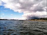 Nach einem kurzen Hagelschauer ging es in einer flachen Bucht wieder ans Wasser. Während ich meine Garnele immer wieder auf die Reise schickte, zog im Hintergrund der nächste Schauer übers Land. Dort, wo ich sonst eigentlich immer mit Fischkontakten verwöhnt wurde, war heute rein gar nichts zu holen. Eine Runde – glatte Nullnummer. Nach einem kurzen Hagelschauer ging es in einer flachen Bucht wieder ans Wasser. Während ich meine Garnele immer wieder auf die Reise schickte, zog im Hintergrund der nächste Schauer übers Land. Dort, wo ich sonst eigentlich immer mit Fischkontakten verwöhnt wurde, war heute rein gar nichts zu holen. Eine Runde – glatte Nullnummer.