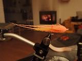 Abendessen, DVD in den Player, Rotwein eigeschenkt und die nächste Fliege in Angriff genommen. Da ich ein kleiner „Bindelegastheniker“ bin, versuchte ich mich einmal mehr an einer Pattegrisen im „craft-fur-style“ Abendessen, DVD in den Player, Rotwein eigeschenkt und die nächste Fliege in Angriff genommen. Da ich ein kleiner „Bindelegastheniker“ bin, versuchte ich mich einmal mehr an einer Pattegrisen im „craft-fur-style“