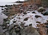 Meine kalten Füsse brachten mich aber wieder ganz fix zurück in die Realität. Warum verdammt nochmal war das Wasser gerade hier in „der Kurve“ gefühlte 10 Grad (gemessene 2 Grad) kälter? Ganz klar: an der Steilküste und auch direkt im Spülsaum lagen noch reichlich verharschter Schnee, oder Eisplatten herum. Und das Schmelzwasser ist nun mal ziemlich frostig Meine kalten Füsse brachten mich aber wieder ganz fix zurück in die Realität. Warum verdammt nochmal war das Wasser gerade hier in „der Kurve“ gefühlte 10 Grad (gemessene 2 Grad) kälter? Ganz klar: an der Steilküste und auch direkt im Spülsaum lagen noch reichlich verharschter Schnee, oder Eisplatten herum. Und das Schmelzwasser ist nun mal ziemlich frostig