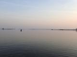 Aus dem Schläfchen wurde ein ausgewachsener Schlaf. So ging es dann am späten Nachmittag nochmal runter an den Hausstrand. Die Luft war inzwischen um einiges kühler geworden und über dem Wasser lag ein leichter Anflug von Nebel. Aus dem Schläfchen wurde ein ausgewachsener Schlaf. So ging es dann am späten Nachmittag nochmal runter an den Hausstrand. Die Luft war inzwischen um einiges kühler geworden und über dem Wasser lag ein leichter Anflug von Nebel.