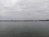 Es war an der Zeit, langsam in Richtung Unterkunft zu fahren, aber zu früh um Feierabend zu machen. Heute Abend dann mal die andere Seite unserer Hausbucht. Und weil man hier ziemlich weit einwaten kann bevor es tiefer wird, gibt es an dieser Stelle ein Bild von „Timo meets Fischkutter“. Es war an der Zeit, langsam in Richtung Unterkunft zu fahren, aber zu früh um Feierabend zu machen. Heute Abend dann mal die andere Seite unserer Hausbucht. Und weil man hier ziemlich weit einwaten kann bevor es tiefer wird, gibt es an dieser Stelle ein Bild von „Timo meets Fischkutter“.