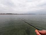 Glasklares Wasser, kaum Kleinstlebewesen im Wasser, die Siedlung gegenüber. Malerisch, aber leider fischfrei. Glasklares Wasser, kaum Kleinstlebewesen im Wasser, die Siedlung gegenüber. Malerisch, aber leider fischfrei.