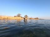 Und die letzte Runde machten wir natürlich vor der Haustür. Mal wieder mit reichlich Sonne, etwas Welle und auch heute glasklarem Wasser. Timo hatte lediglich einen Kontakt, der sich aber als richtig guter Fisch entpuppte. Leider hatte die Gräte etwas dagegen als Mittagessen zu enden und schüttelte sich ab. Bei mir gab es noch einen Anfasser, bevor wir beschlossen, den Abend langsam in der Hütte ausklingen zu lassen. Und die letzte Runde machten wir natürlich vor der Haustür. Mal wieder mit reichlich Sonne, etwas Welle und auch heute glasklarem Wasser. Timo hatte lediglich einen Kontakt, der sich aber als richtig guter Fisch entpuppte. Leider hatte die Gräte etwas dagegen als Mittagessen zu enden und schüttelte sich ab. Bei mir gab es noch einen Anfasser, bevor wir beschlossen, den Abend langsam in der Hütte ausklingen zu lassen.