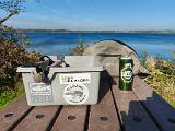 Dieser typisch Dänische Picknicktisch bot nicht nur eine tolle Aussicht, sondern zu Brötchen und Bier gab es auch noch reichlich Wind von achtern. Hier oben war es so "zugig", dass mein Schusskorb und das Mittagsbierchen sich kurz nach diesem Bild selbständig machten. Das Bier konnte ich noch auffangen, der Korb samt Rute rutschte leider vom Tisch. Man stelle sich vor es wäre umgekehrt gewesen..... Dieser typisch Dänische Picknicktisch bot nicht nur eine tolle Aussicht, sondern zu Brötchen und Bier gab es auch noch reichlich Wind von achtern. Hier oben war es so "zugig", dass mein Schusskorb und das Mittagsbierchen sich kurz nach diesem Bild selbständig machten. Das Bier konnte ich noch auffangen, der Korb samt Rute rutschte leider vom Tisch. Man stelle sich vor es wäre umgekehrt gewesen.....